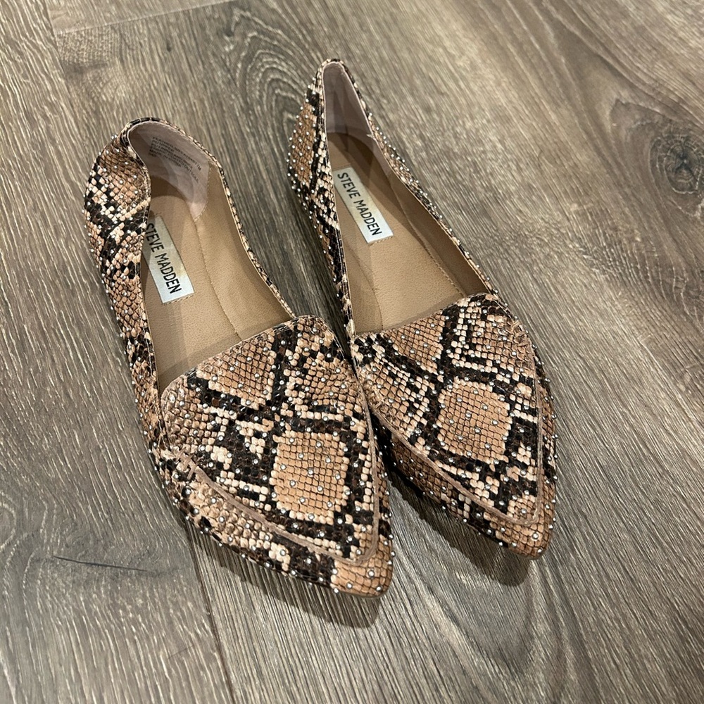 Steve Madden Studded Pointed Toe Loafer in Brown Snakeskin pattern size 7 - Picture 2 of 5